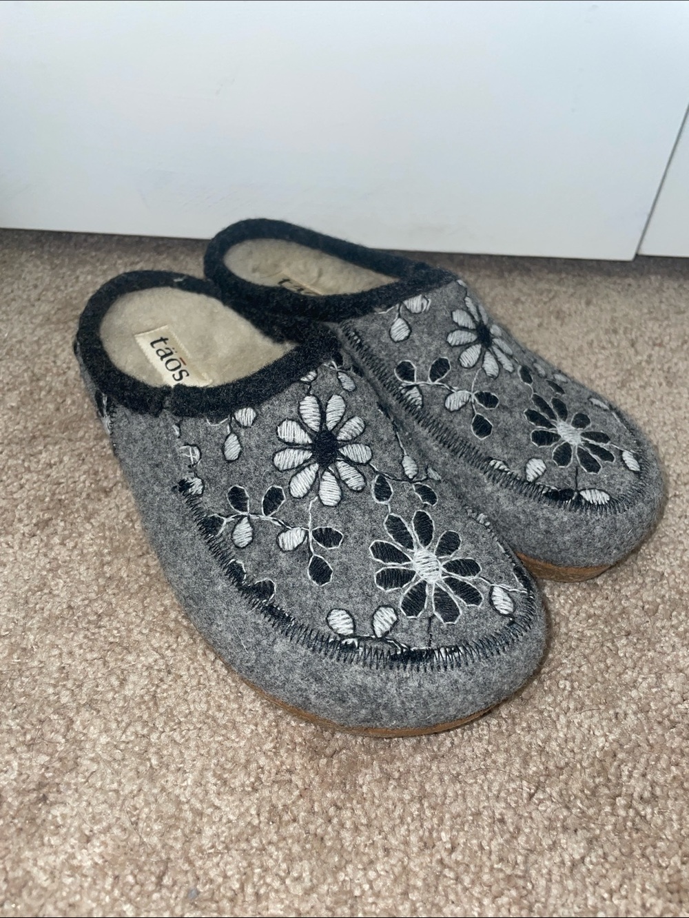 Taos Woolderness 2 Grey Floral embroidered Felt Slip-On Clogs - Picture 2 of 9